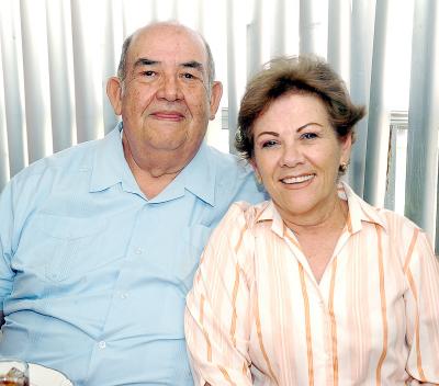 16062006 
Don Gilberto junto a su esposa Rosario.