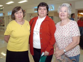 16062006 
Adriana Galarza viajó al DF, la despidieron Gerarda Rivera y Yolanda Félix.