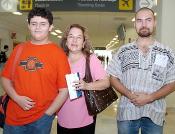 16062006 
Argelia Valtierra, Gustavo Medrano y Armando Ramírez viajaron a París.