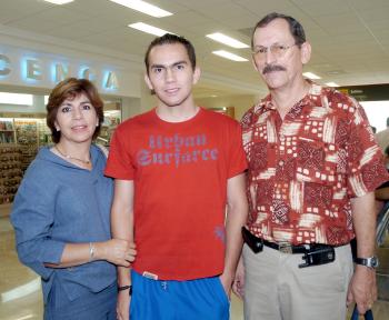 16062006 
Ricardo Esperón y Leticia Saldaña viajaron a Puerto Escondido, los despidió Ricardo Esperón.