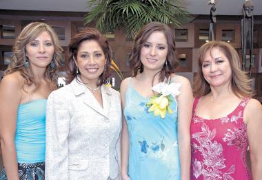 17062006 
La futura novia, Jennifer López junto su mamá, Josefina de López y su suegra, Verónica de Sacarnati y su hermana, Jéssica.