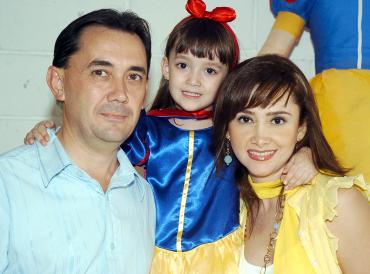 17062006 
María Fernanda Chávez junto a sus papás, Alberto y María Eugenia.