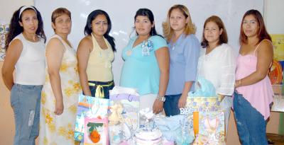 17062006 
Anel Alejandra Limones de Spíndola acompañada por un grupo de amistades el día de su fiesta de canastilla.