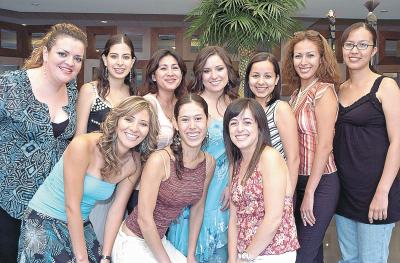 17062006 
Jennifer junto al grupo de amistades que invitó a su fiesta de despedida.