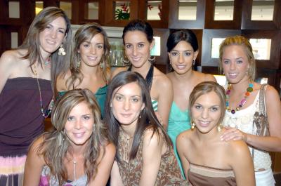 17062006 
Lizeth Giacomán Zablah, acompañada de amigas en su fiesta de despedida.