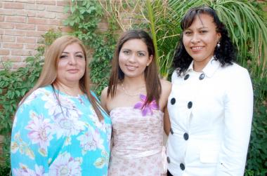 18062006 
Lizeth acompañada por su suegra, Lupita Martínez de Almaraz y su mamá, Irma de Rojas.