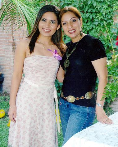 18062006 
Lizeth junto a Gaby de López.