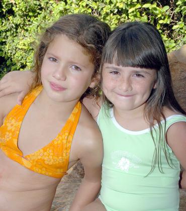 18062006 
Lisa y Tiffany Kawas, festejaron recientemente sus cumpleaños.
