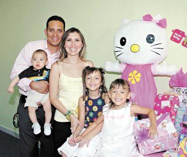 18062006 
Paulina con sus papás, César y Mónica y sus hermanos, César y Marifer.
