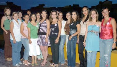 18062006 
Ana Sofía Soltero de Miñarro junto a sus invitadas.
