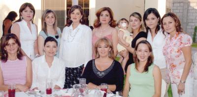 18062006 
Karla Cristina Vázquez acompañada de diversas amistades en du fiesta de canastilla.