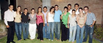 18062006 
Marcela Albéniz, junto a varias amistades en su fiesta de bienvenida.