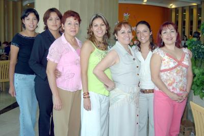 18062006 
Rosy Ramírez de Ibáñez en su fiesta de canastilla, aquí junto a sus invitadas.