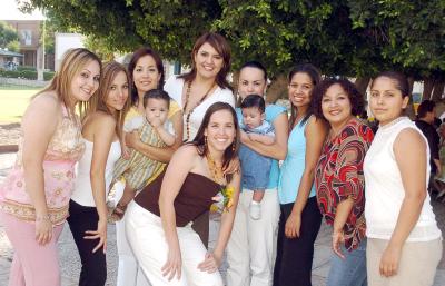 18062006 
Yamile Salas Romero en su fiesta de despedida.