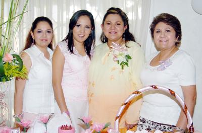 18062006 
Carmina Gallardo Castillo, celebró junto a familiares su fiesta de canastilla.