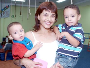 20062006 
Karla Ávalos de Méndez, acompañada de sus hijos Diego y Alejandro.
