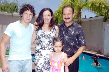 20062006 
Marian con sus papás, Jorge Zarzar Mijares y Yanira Arizpe, y su hermano Jorge.