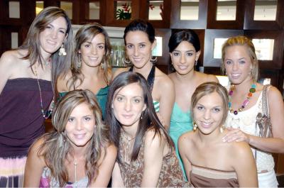 17062006 
Lizeth Giacomán Zablah, acompañada de amigas en su fiesta de despedida.
