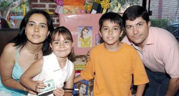 21062006 
Bárbara Sofía Sánchez Leyva en compañía de sus papás, Sandra y Jesús Alberto y su hermano.