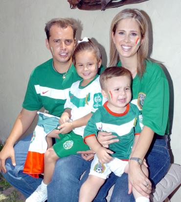21062006 
Manuel Quintero y Lulú Guerra, con sus hijos Alex y Luly.
