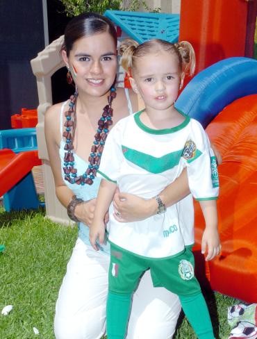21062006 
Norma de Lavín junto a Regina.
