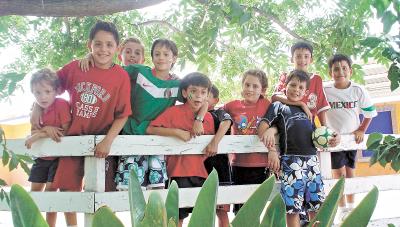21062006
Arturo Nogueira Ávalos acompañado de su amigos.