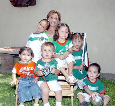 21062006 
Julia, Luly,Diego, Alex y Regina con sus tita Ana María Guridi.