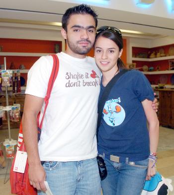 21062006
Bernardo González y Mariana Rodríguez viajaron a Mérida.