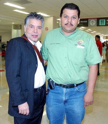 21062006
El diseñador Mitzy viajó al DF, los despidió Juan Francisco Ramírez.