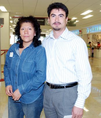21062006
Israel Villarreal y Susana Velázquez viajaron a Acapulco.