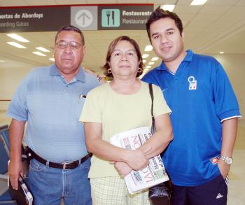 21062006
Julián Salazar viajó al DF, lo despidieron María y Rodrigo Salazar.