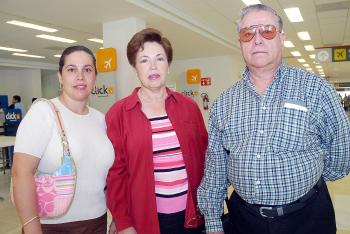 22062006 
Ana Turner viajó a Canadá, la despidieron Reginaldo Ramos y Edelmira Herrera.