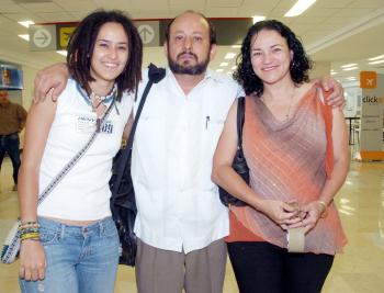 22062006 
Hernán Calderón viajó a Tijuana, lo despidieron Mayela y Alhelí  Calderón.