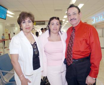22062006 
Javier y Rosa González viajaron al DF, los despidió Rosa Alicia de Ojeda.