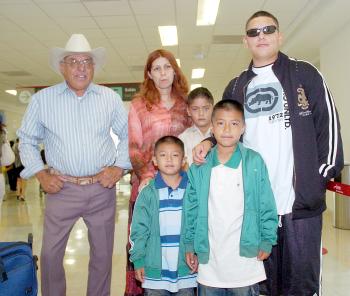 23062006 
Samuel Bustamante, Érick y Deadi Valdez llagaron de EU, los recibieron sus familiares.