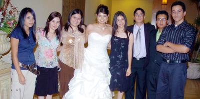 24062006 
Paola Navarro Silva con sus amigos festejó su cumpleaños quince.