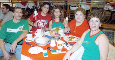 24062006
Leticia Cruz, José Nevárez, Enrique Cruz, Verónica Cruz y Mayela Solís.