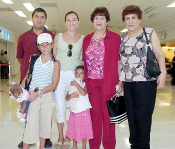24062006 
Juana María y Socorro Enríquez y Victoria Castro viajaron a EU, las despidieron Ricardo, Pily Ana Cristina.