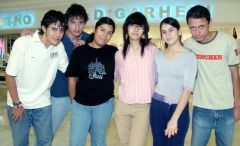 24062006 
Na Mi viajó a Corea, la despidieron Héctor, Sara, Eunice, César y Marcos.