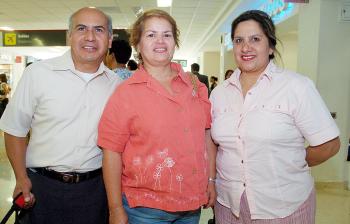 24062006 
Procedente del DF llegó Alejandro Becerril, lo recibieron Nora y Mayela.
