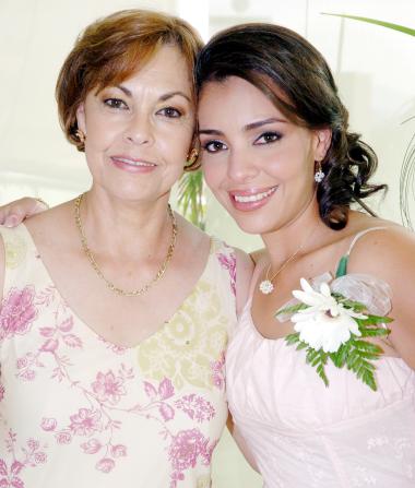 25062006 
Mary Carmen Chávez Villarreal, en su despedida junto a su mamá, la señora Carmen Villarreal de Chávez.