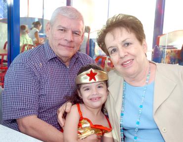 25062006 
Ángel García Castillo y Margarita Flores con su nieta Jimena.