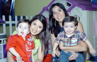 25062006 
Edisa Flores de Trujillo, José Antonio Trujillo Flores, Brenda Flores y Emiliano Máynez Flores.