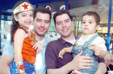 25062006 
Fernando y Everardo García, Ángel García de la Cruz y Jimena.