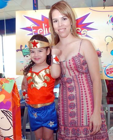 25062006 
Jimena con su mamá, la señora Mary Carmen García.