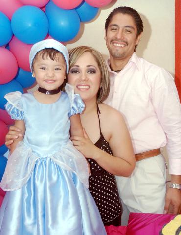 25062006 
La pequeña Sindhel Silva Rodríguez celebró su piñata junto a sus papás, Raúl y Alejandra Silva.