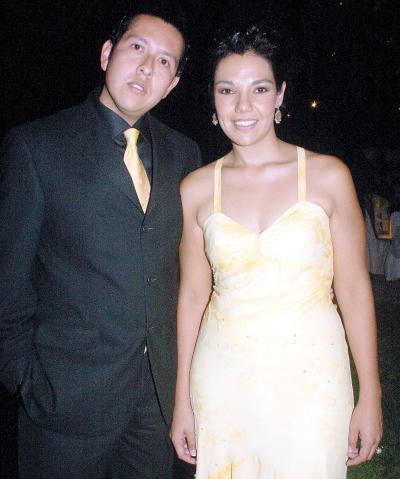 25062006 
Roberto Carrillo y Vanessa Martínez.