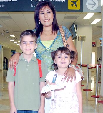 25062006 
IleanaHernández, Axel y Maxine Cuypers viajaron a Playa del Carmen.