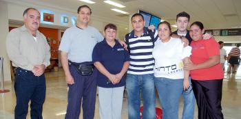25062006 

Luis Roberto Hernández viajó a Los Ángeles, lo despidió la familia Hernández de la Peña.