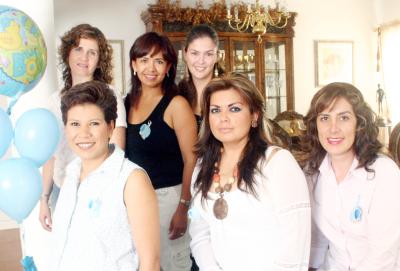 25062006 
Rosy Cázares de Hernández disfrutó en compañía de amistades una fiesta de canastilla.